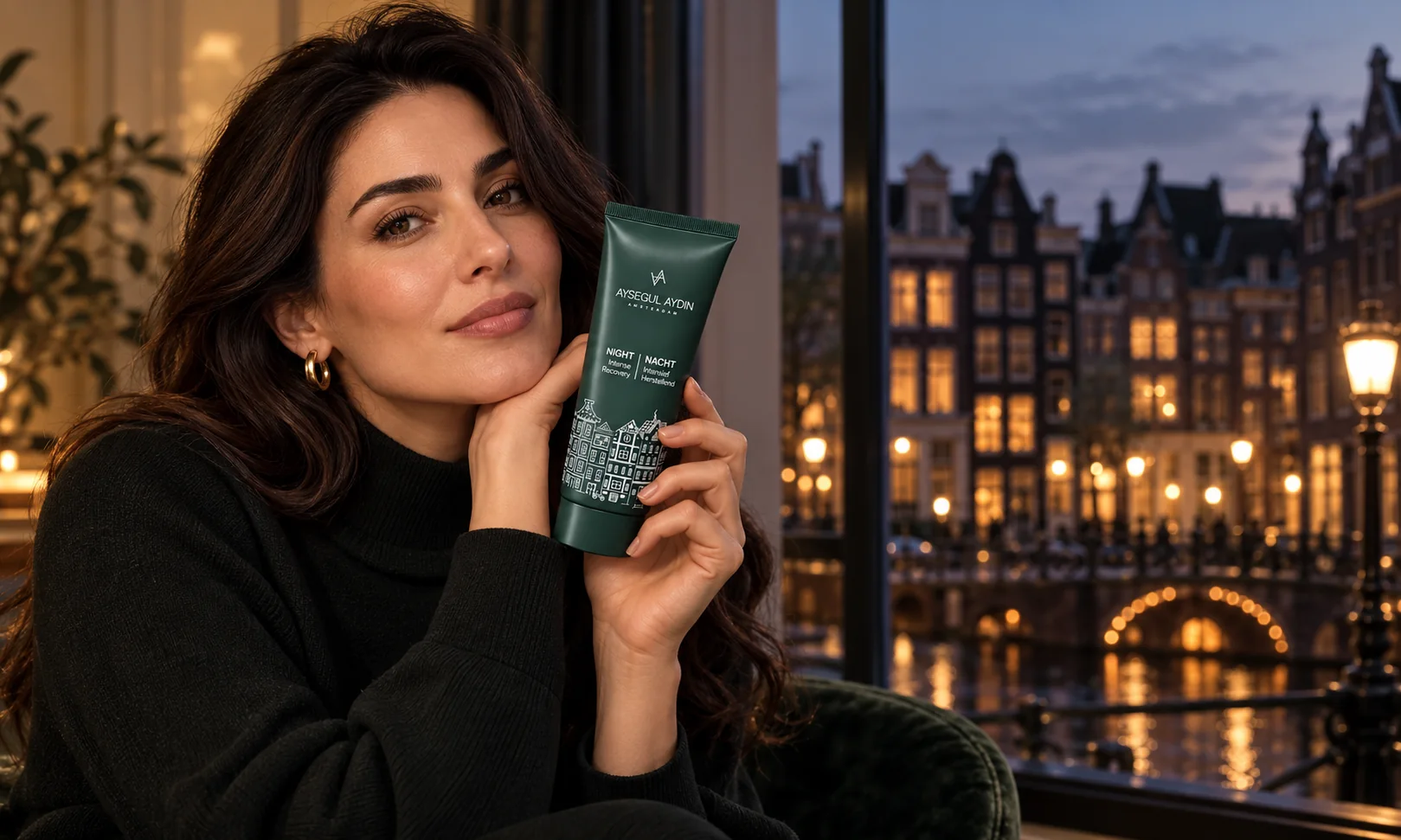 Avondbeeld met AYSEGUL AYDIN nachtcrème bij een Amsterdams raam